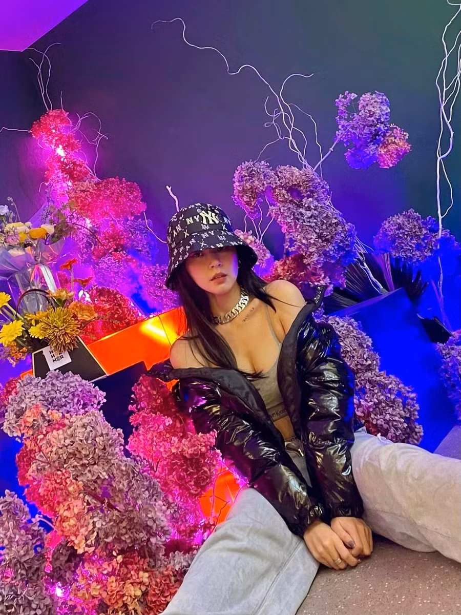 Hình ảnh mới nhất của Midu khiến nhiều người ngạc nhiên. Cô còn gây chú ý khi lộ hình xăm mới trên xương quai xanh.