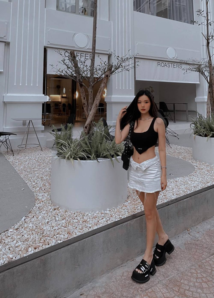 Midu không ngần ngại khi diện áo crop-top hai dây cùng chiếc quần được thiết kế dễ gây hiểu lầm.