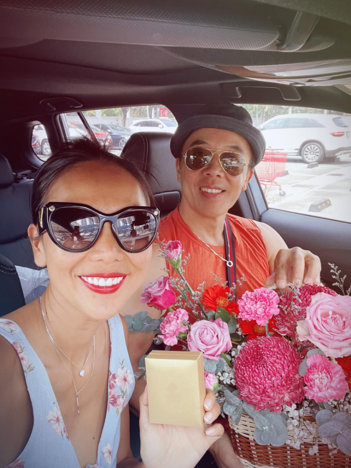 Ca sỹ Khánh Ngọc khoe khoảnh khắc vui vẻ khi được nhận hoa và quà dịp Lễ tình nhân.