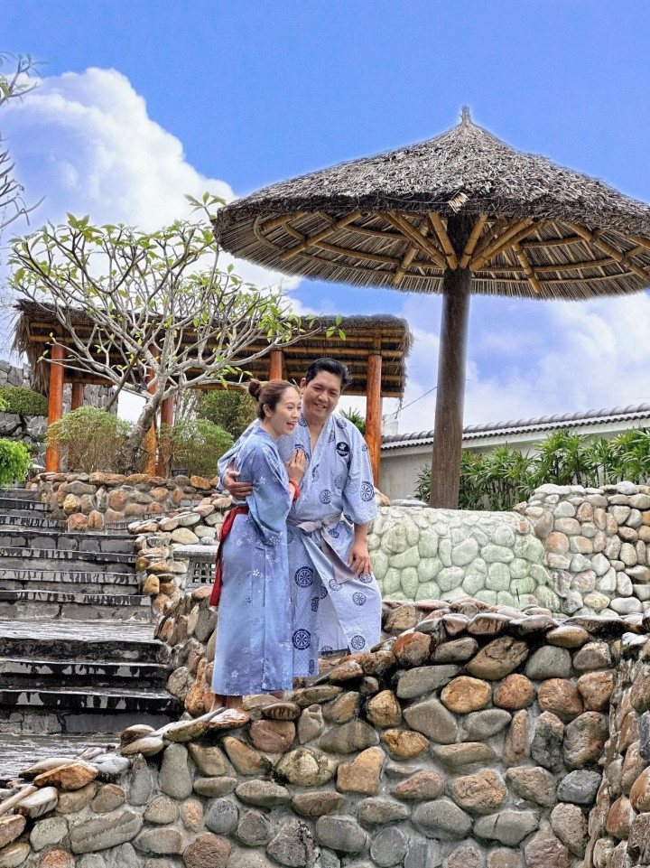 Vợ chồng Thanh Thúy - Đức Thịnh cùng đi du lịch, tận hưởng cảm giác thư giãn bên nhau.