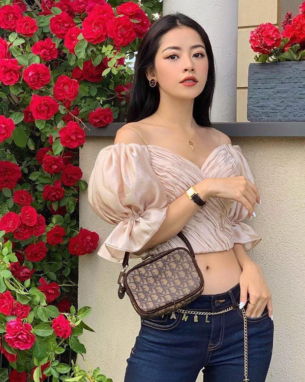 Nếu muốn thêm chút năng động, trẻ trung thì bạn có thể mix áo trễ vai dáng crop top với quần jeans. Nếu muốn thêm chút năng động, trẻ trung thì bạn có thể mix áo trễ vai dáng crop top với quần jeans.