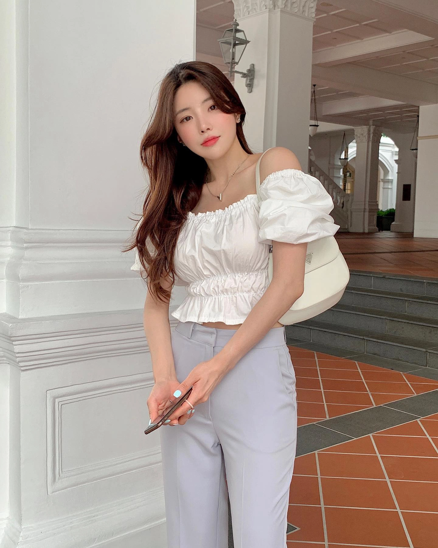 Những mẫu quần âu cơ bản sẽ trở nên thu hút hơn đáng kể khi được mix cùng 1 chiếc áo trễ vai điệu đà. Combo này diện đi làm cũng sang mà diện đi hẹn hò cũng xinh xắn vô cùng. Những mẫu quần âu cơ bản sẽ trở nên thu hút hơn đáng kể khi được mix cùng 1 chiếc áo trễ vai điệu đà. Combo này diện đi làm cũng sang mà diện đi hẹn hò cũng xinh xắn vô cùng.