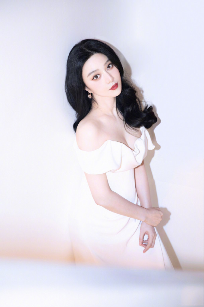 Chuyện tình cảm của Phạm Băng Băng hiện chưa được gia đình ủng hộ. Chuyện tình cảm của Phạm Băng Băng hiện chưa được gia đình ủng hộ.