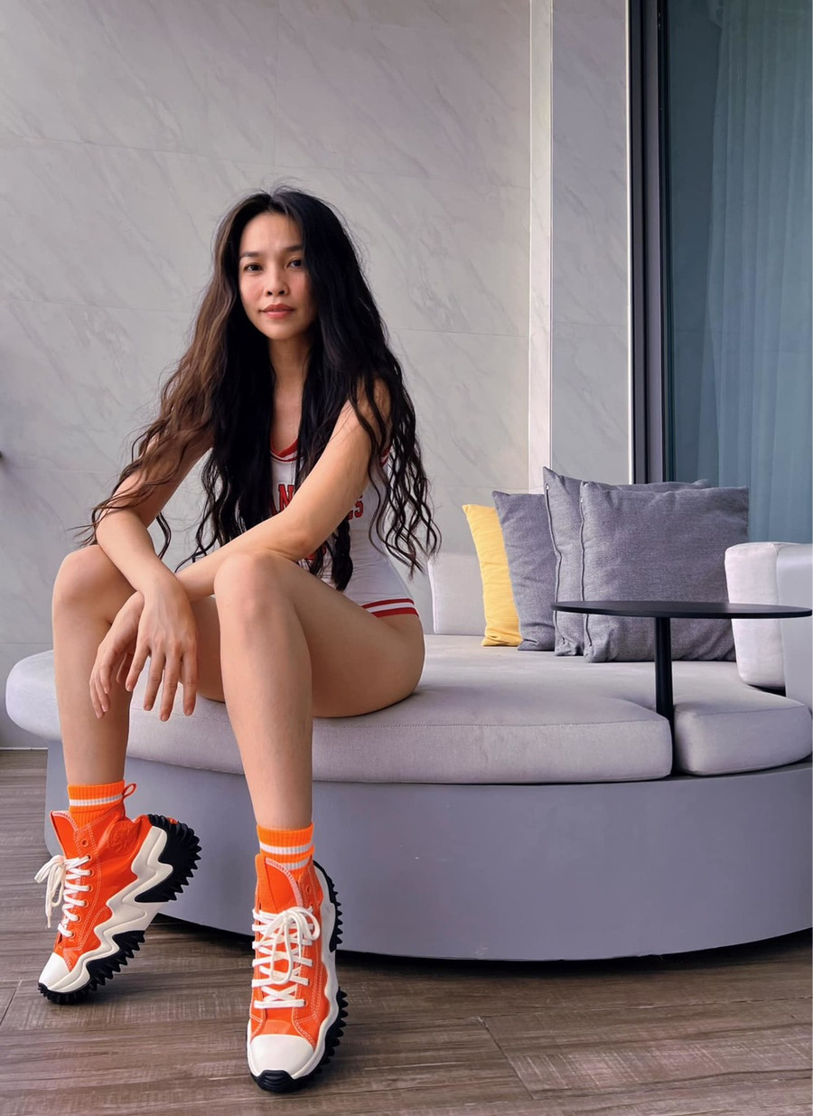 Cô sử dụng dầu tắm của trẻ em nhờ ưu điểm lành tính, thành phần tẩy rửa không quá cao nên hạn chế tối đa tình trạng kích ứng da. Cô kết hợp sử dụng thêm muối hồng Hymalaya trong lúc tắm có tác dụng tẩy bỏ da chết, massage cơ thể.