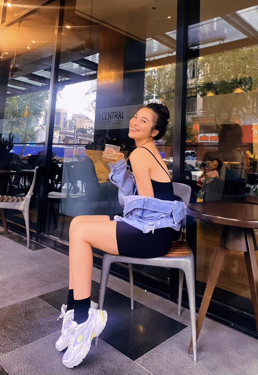 Nữ ca sĩ gần như không ăn các loại thực phẩm chiên, rán nhiều dầu mỡ, đồ ngọt. Trong ngày, cô ăn chủ yếu rau xanh, uống nước ép hoa quả. Ngoài ra, nữ ca sĩ cũng ăn chay từ nhiều năm nay. Không chỉ nhằm giữ dáng, Hiền Thục còn xem đây là phương pháp ăn giúp bảo vệ sức khỏe, thanh lọc cơ thể.