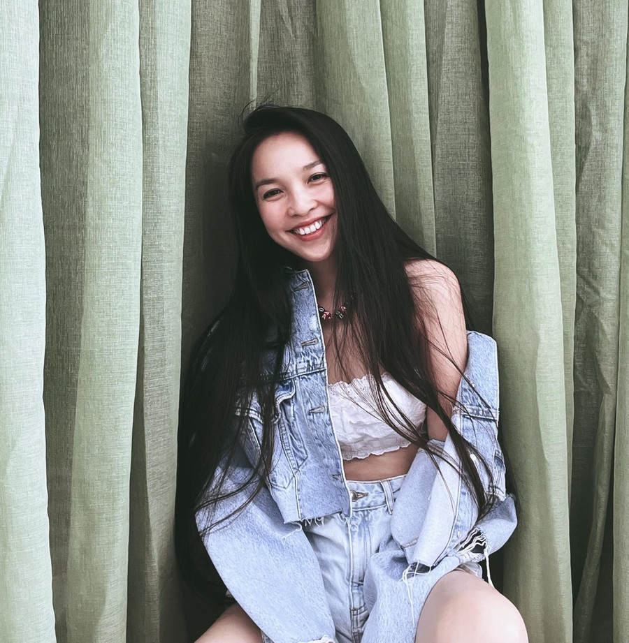 Hiền Thục từng tiết lộ &quot;bí thuật trụ nhan&quot; của bản thân với khoảng 4 tiếng chăm sóc da, tóc... mỗi ngày từ khoảng 10h30 cho đến 14h30. Cô duy trì thói quen uống 500 ml nước ấm trước khi đi tắm.