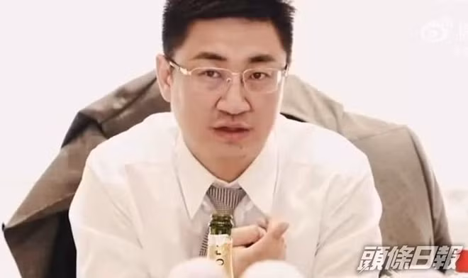 Một số nguồn tin cho hay anh từng có gia đình, có con trai riêng. Sau khi bị nhiều người soi mói vào tài khoản cá nhân, anh đã khóa trang mạng xã hội.