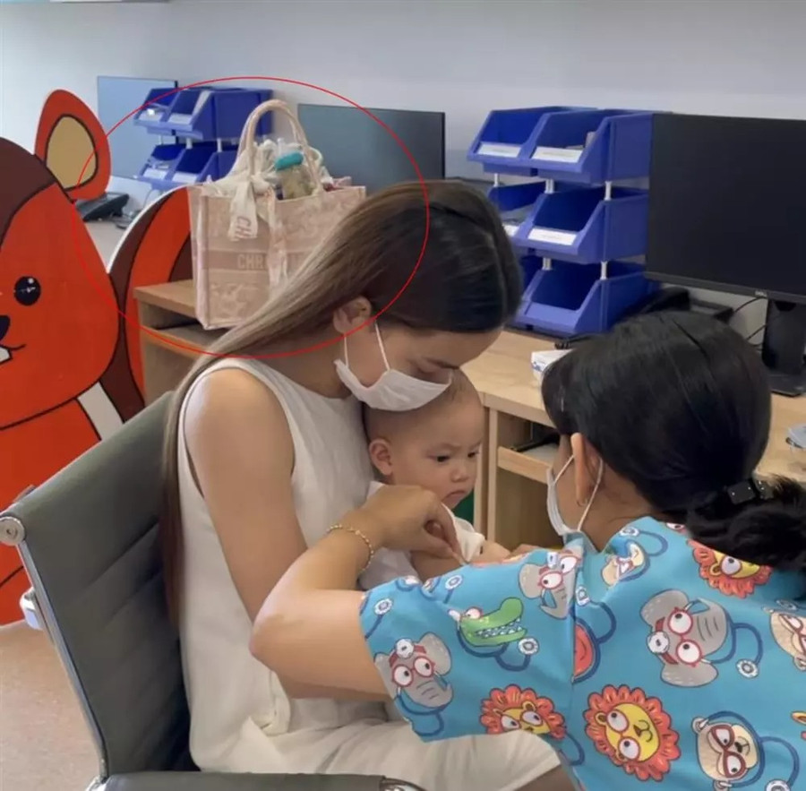 Hồ Ngọc Hà dùng túi hiệu có giá khoảng 70 triệu đồng để đựng bỉm sữa cho con. Hồ Ngọc Hà dùng túi hiệu có giá khoảng 70 triệu đồng để đựng bỉm sữa cho con.