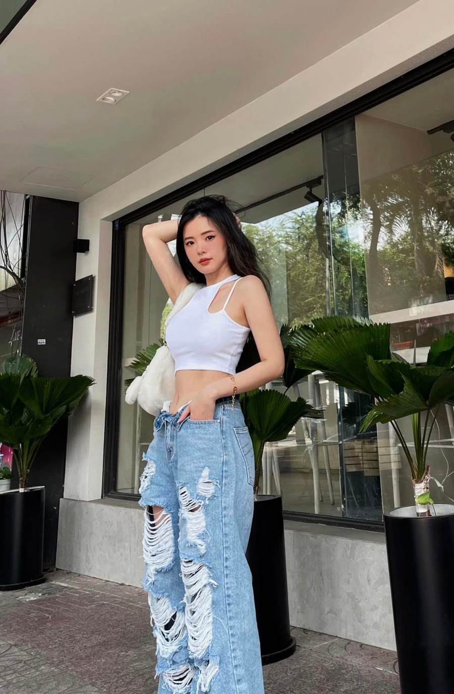 Mỹ nhân 8x sau khoảng thời gian ăn uống theo chế độ khoa học cùng tập luyện chăm chỉ đã có sắc vóc chuẩn nên lựa chọn trang phục cũng dễ dàng và phóng khoáng hơn.