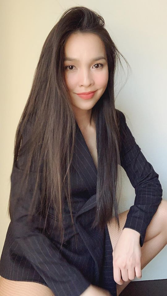 Hiền Thục còn có thói quen xông hơi trong khoảng 20 phút với 9 cây xả tươi. Trong thời gian này cô tranh thủ đắp mặt nạ cấp ẩm cho da, dùng dầu quả bơ để ủ tóc.