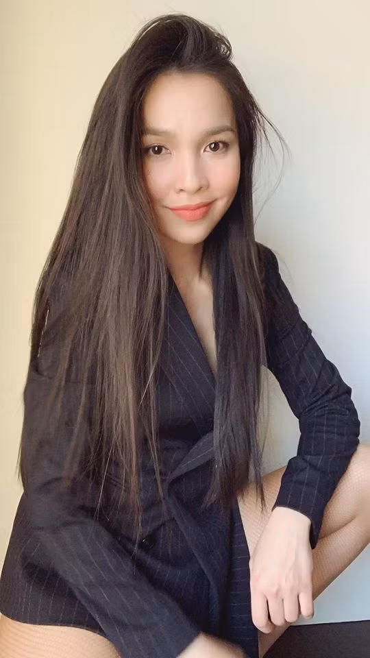 Hiền Thục còn có thói quen xông hơi trong khoảng 20 phút với 9 cây xả tươi. Trong thời gian này cô tranh thủ đắp mặt nạ cấp ẩm cho da, dùng dầu quả bơ để ủ tóc.