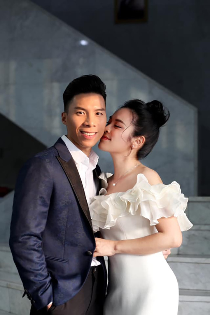 Quốc Nghiệp tâm sự: &quot;Hạnh phúc với Quốc Nghiệp - Ngọc Mai là sự vun trồng từ mọi thứ cho dù là nhỏ nhất, và không thể thiếu những nụ hôn. Valentine và những ngọt ngào đến với tất cả chúng ta nhé&quot;.