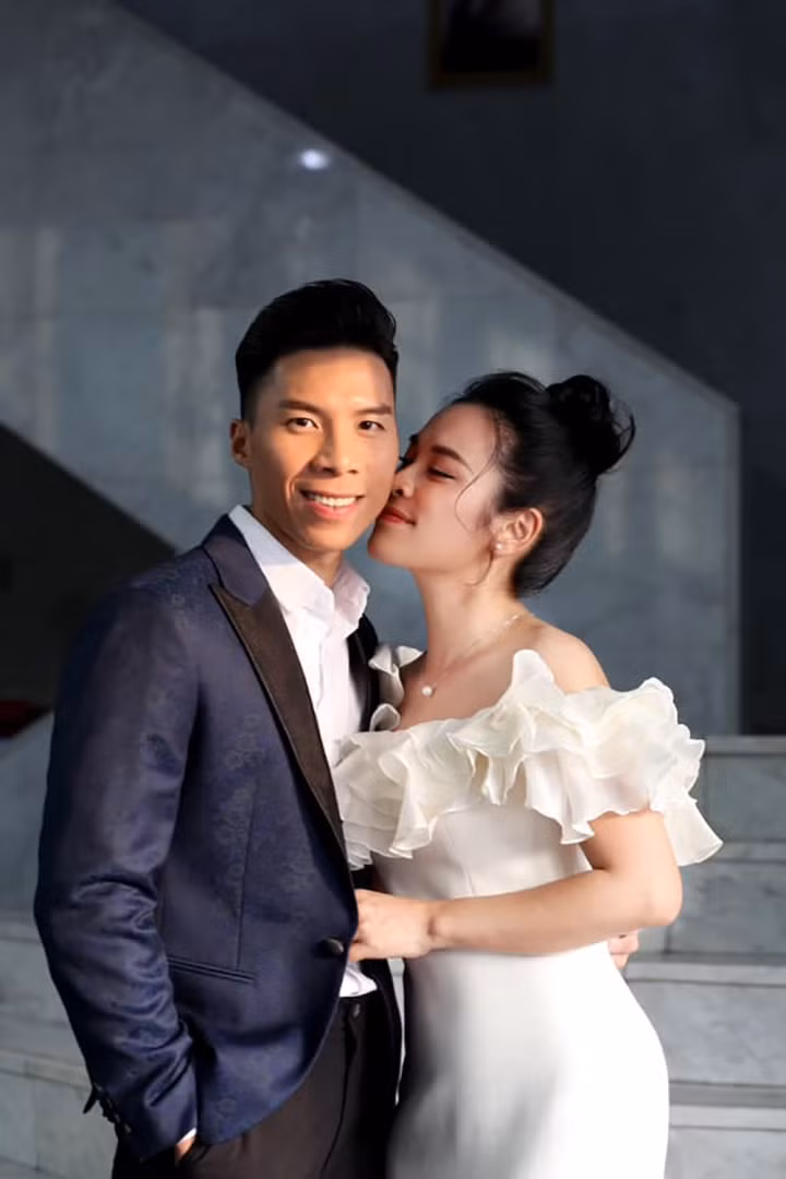 Quốc Nghiệp tâm sự: "Hạnh phúc với Quốc Nghiệp - Ngọc Mai là sự vun trồng từ mọi thứ cho dù là nhỏ nhất, và không thể thiếu những nụ hôn. Valentine và những ngọt ngào đến với tất cả chúng ta nhé".