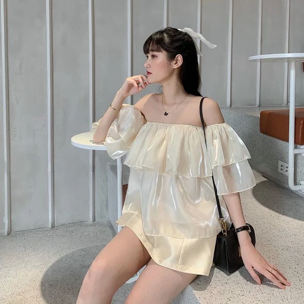 Với những mẫu áo có độ trễ sâu, bạn nên nhấn nhá thêm với 1 chiếc vòng cổ nhỏ xinh để tạo điểm nhấn cho tổng thể. Với những mẫu áo có độ trễ sâu, bạn nên nhấn nhá thêm với 1 chiếc vòng cổ nhỏ xinh để tạo điểm nhấn cho tổng thể.