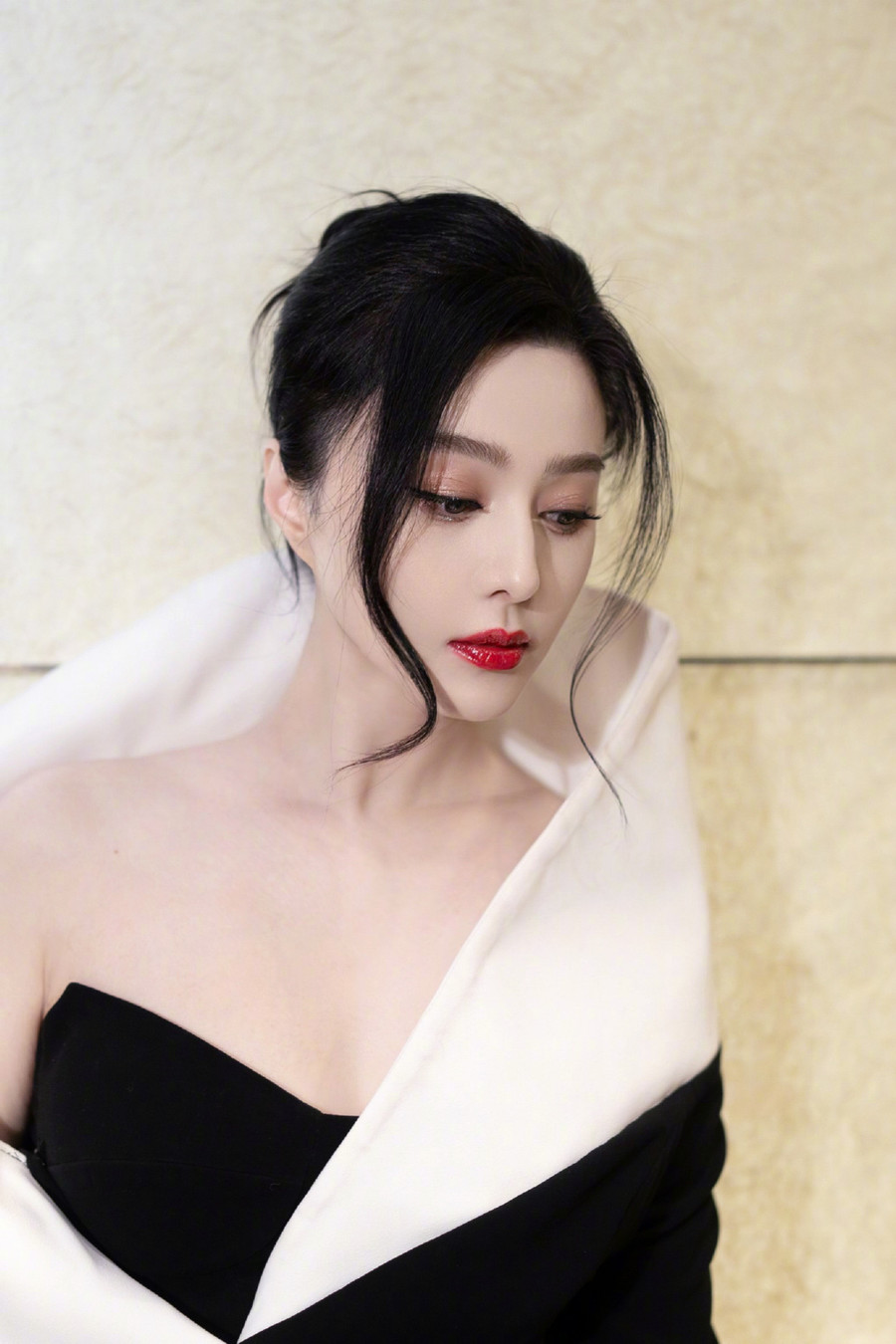 Sau khi sự nghiệp trong lĩnh vực showbiz bị đóng băng, Phạm Băng Băng vẫn nỗ lực lấn sân sang lĩnh vực công việc khác, hiện tại, cô kinh doanh mỹ phẩm. Sau khi sự nghiệp trong lĩnh vực showbiz bị đóng băng, Phạm Băng Băng vẫn nỗ lực lấn sân sang lĩnh vực công việc khác, hiện tại, cô kinh doanh mỹ phẩm.