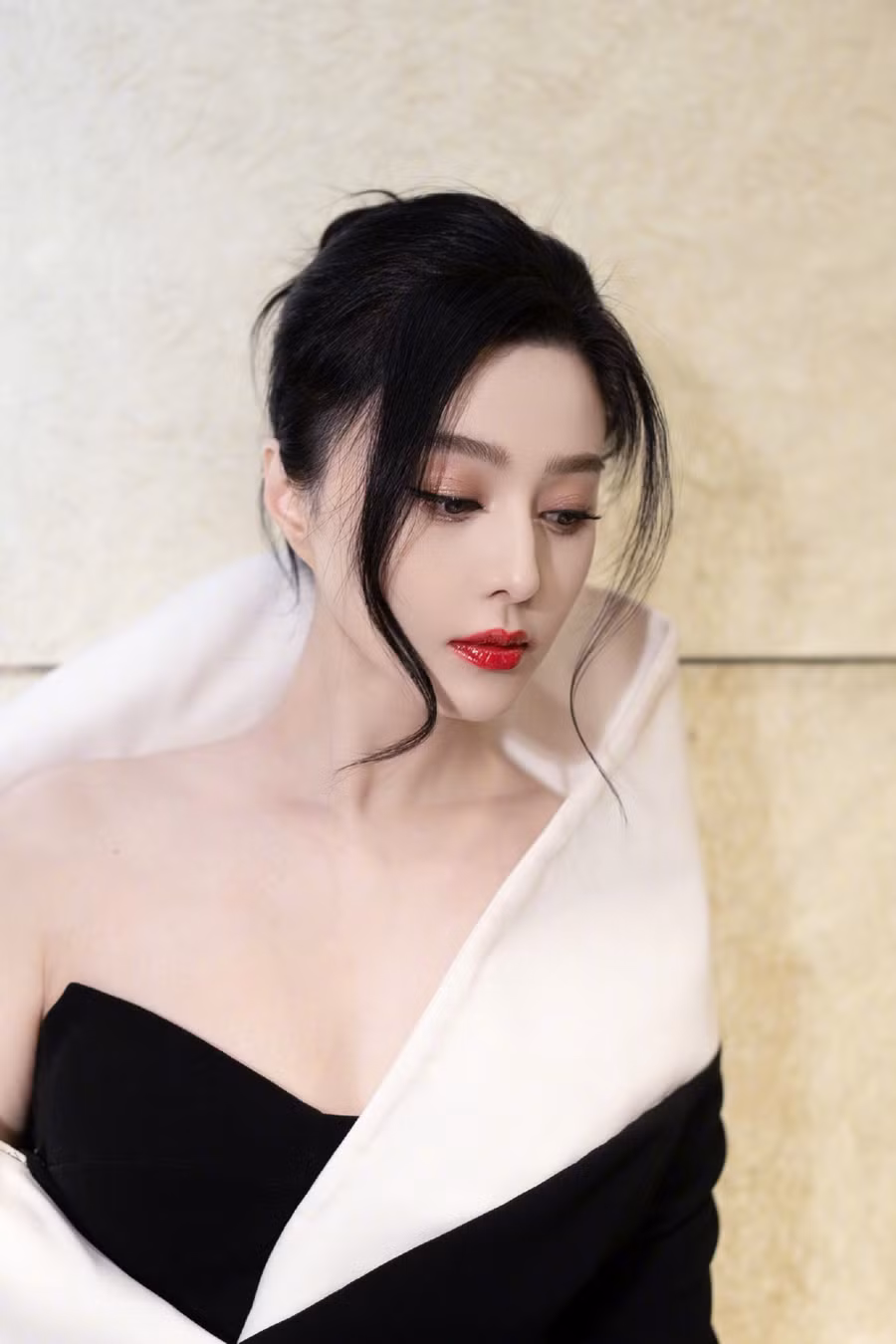 Sau khi sự nghiệp trong lĩnh vực showbiz bị đóng băng, Phạm Băng Băng vẫn nỗ lực lấn sân sang lĩnh vực công việc khác, hiện tại, cô kinh doanh mỹ phẩm.