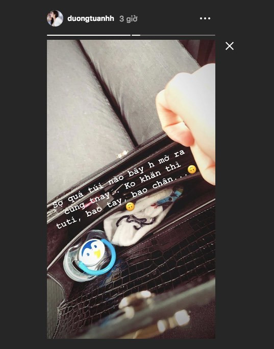 Á hậu Tú Anh cũng có cách dùng túi hiệu rất khác sau khi có con. Á hậu Tú Anh cũng có cách dùng túi hiệu rất khác sau khi có con.