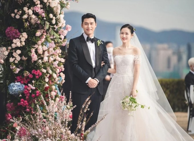 Hyun Bin và Son Ye Jin làm đám cưới hôm 31/3/2022 tại Seoul. Hôn lễ của cặp nghệ sĩ được tổ chức riêng tư với sự tham dự của gia đình, họ hàng, bạn bè và các ngôi sao hàng đầu như Jang Dong Gun - Go So Young, Uhm Ji Won, Lee Min Jung...
