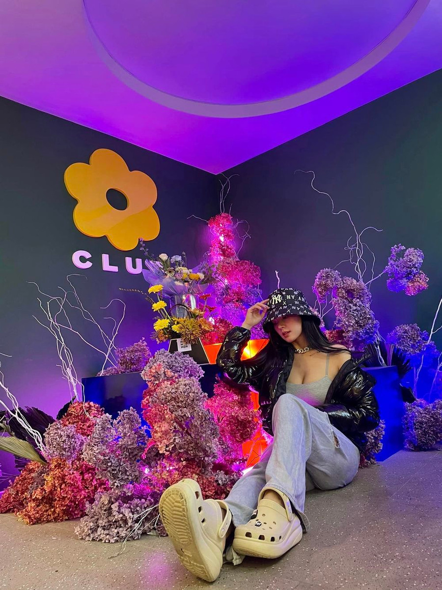 Midu được khen ngợi trẻ trung và mới mẻ hơn trước đây. Cô từng có giai đoạn thường xuyên bị bị phàn nàn về gu thời trang rườm rà và &quot;sến&quot;.