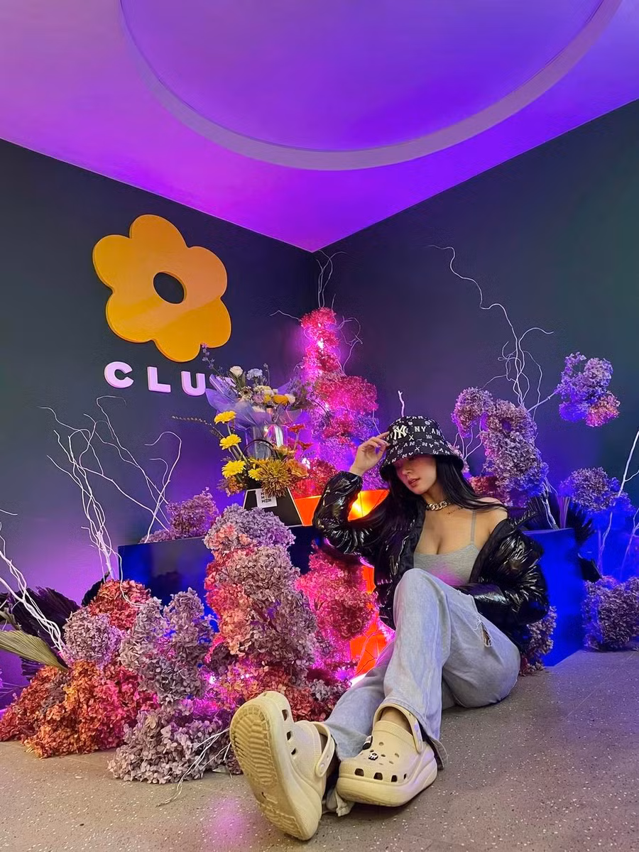 Midu được khen ngợi trẻ trung và mới mẻ hơn trước đây. Cô từng có giai đoạn thường xuyên bị bị phàn nàn về gu thời trang rườm rà và "sến".