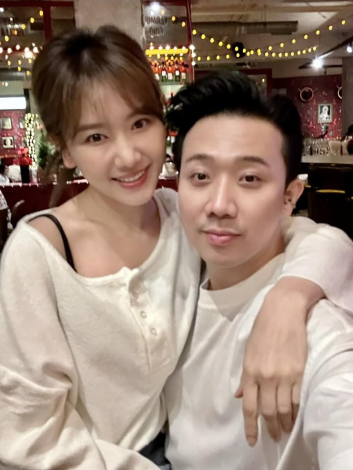 Trấn Thành khoe ảnh ngọt ngào và lời yêu thương với Hari Won: &quot;Thương vợ nhiều! Mỗi ngày đều là 1 ngày Valentine nhé!&quot;.