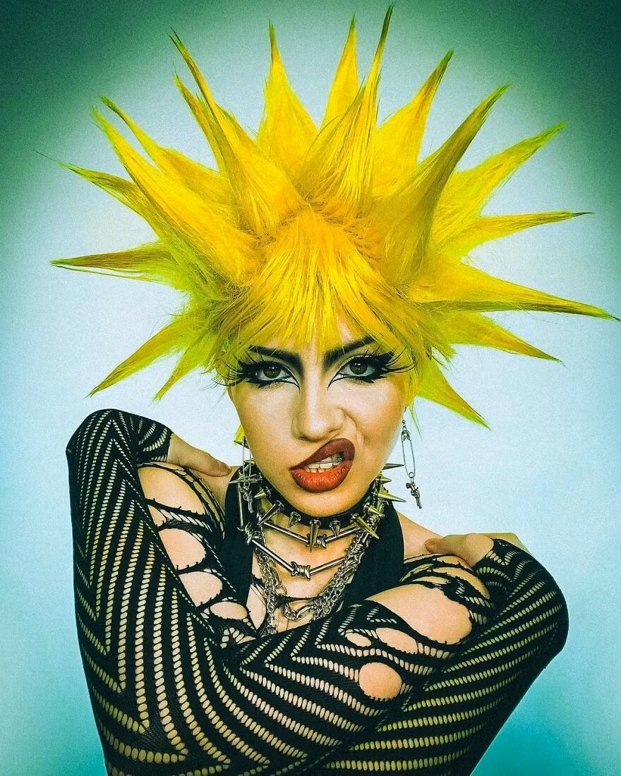 Loạt ảnh chứng minh rằng bạn có thể trở thành bất kỳ ai nếu có kỹ năng hóa trang tuyệt đỉnh như cô gái này