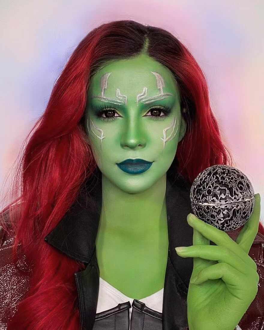 Loạt ảnh chứng minh rằng bạn có thể trở thành bất kỳ ai nếu có kỹ năng hóa trang tuyệt đỉnh như cô gái này