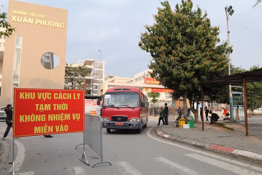 Xe quân đội chở học sinh về nhà.