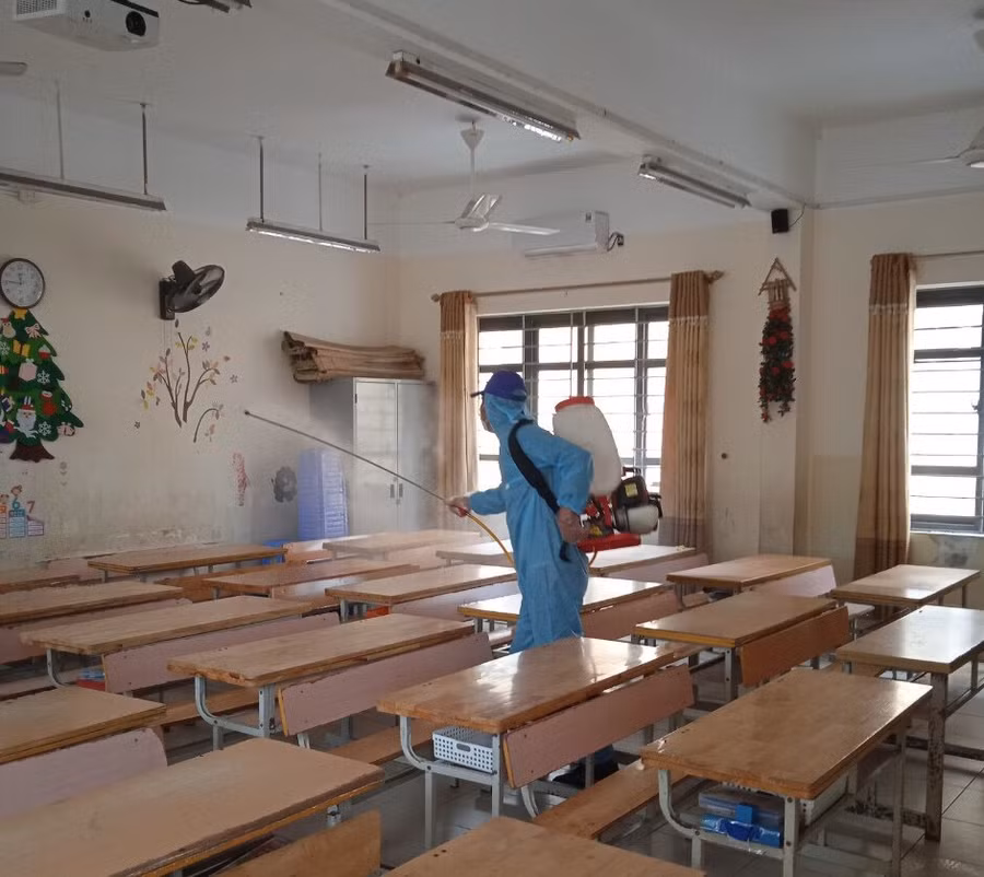 Trường học phun khử khuẩn trước ngày 1/3.
