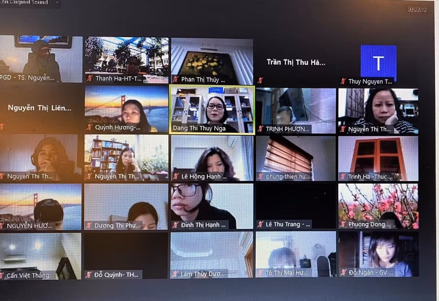 Cán bộ, giáo viên tương tác qua phòng họp zoom.