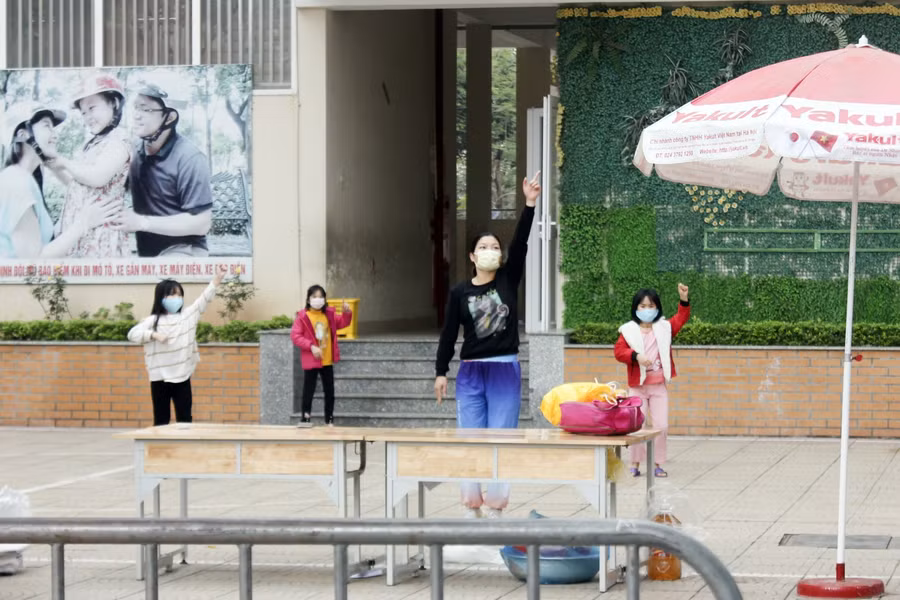 Cô và trò tập thể dục đảm bảo qui định giãn cách.