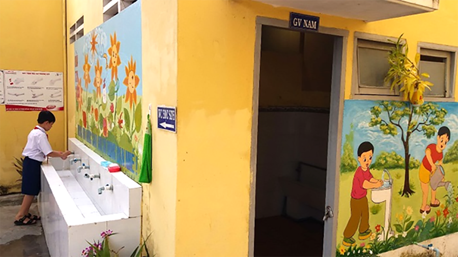 Học sinh Trường TH An Thạnh 1, Hồng Ngự rất vui khi có nhà vệ sinh sạch đẹp