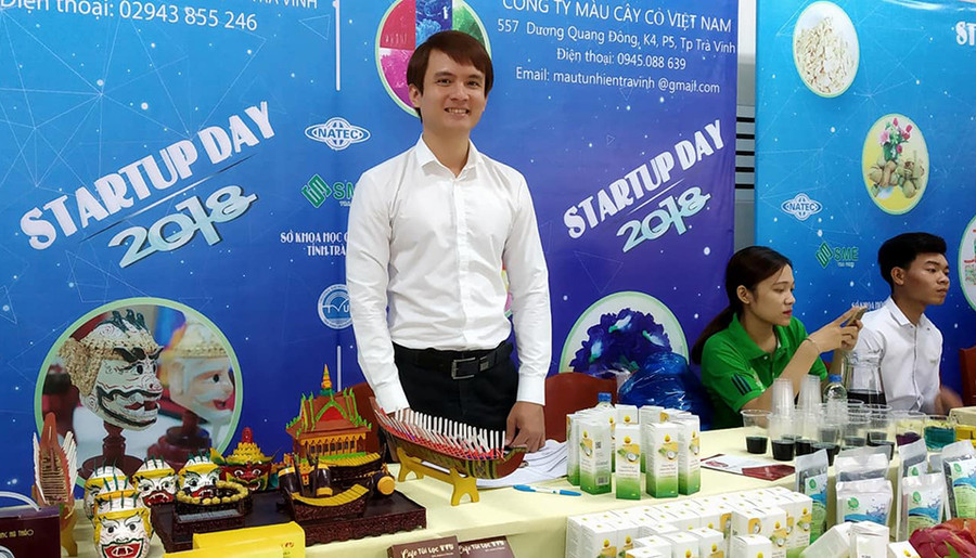 Anh Dương giới thiệu sản phẩm sản xuất từ dừa trong Ngày hội khởi nghiệp tỉnh Trà Vinh Anh Dương giới thiệu sản phẩm sản xuất từ dừa trong Ngày hội khởi nghiệp tỉnh Trà Vinh