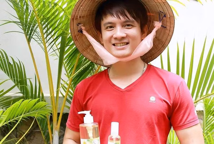 Anh Lương Mạnh Dương bên sản phẩm dầu dừa nguyên chất