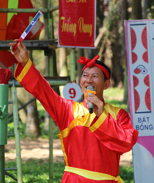 Ông Phước trong một lần hô bài chòi.