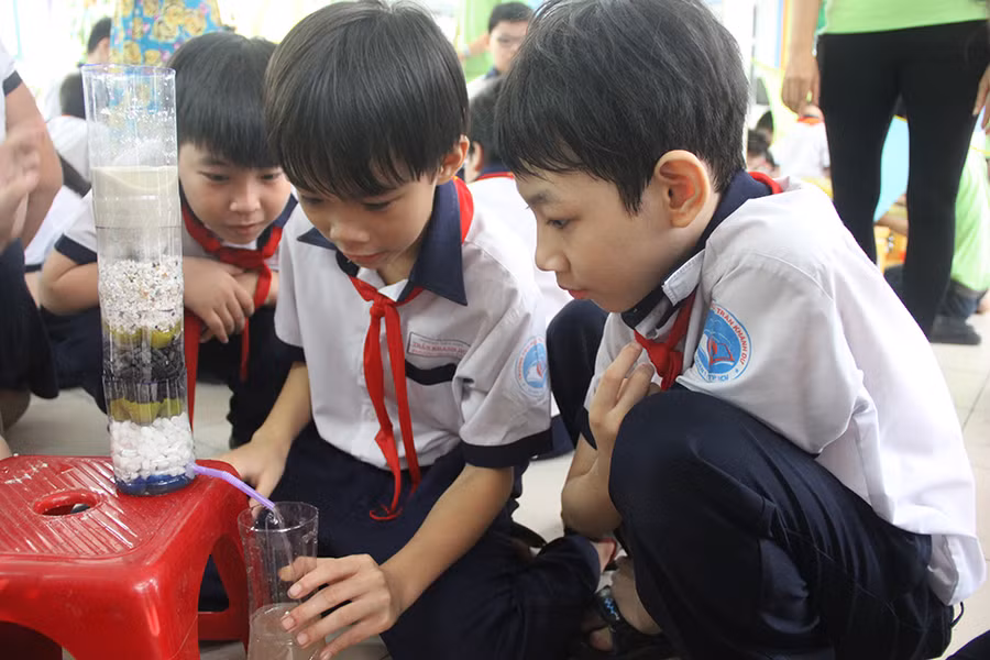 Các em học sinh Trường Tiểu học Trần Khánh Dư trong Ngày hội STEM