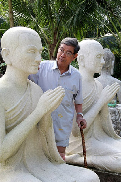 Nghệ nhân Thạch Tư bên các tác phẩm. Nghệ nhân Thạch Tư bên các tác phẩm.