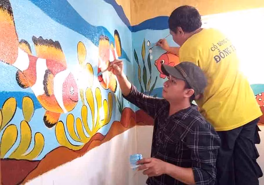 Giáo viên Mĩ thuật vẽ tranh trên tường nhà vệ sinh Trường TH Thường Thới Hậu A1, huyện Hồng Ngự, Đồng Tháp