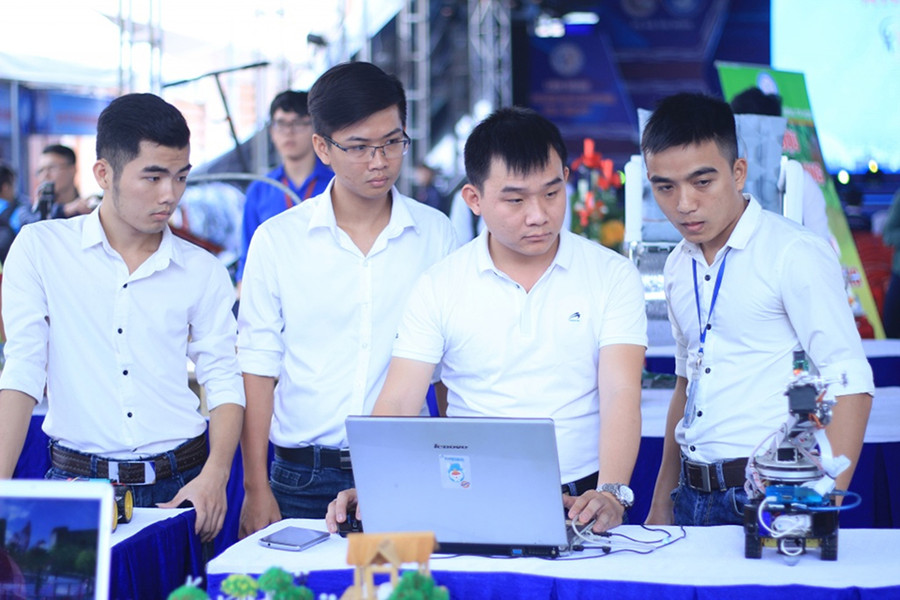 Nhóm sinh viên giới thiệu sản phẩm được lập trình trên máy tính