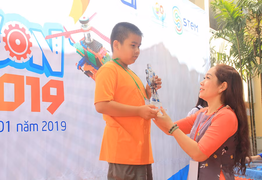 Hùng Anh giành giải Nhất hạng mục "Thử thách đường đua" cuộc thi Robotacon Gò Vấp, TPHCM tháng 1/2019