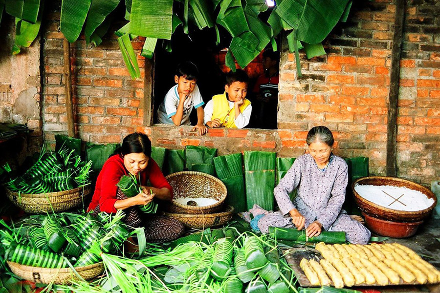 Gói bánh tét ngày Tết (ảnh minh họa) Gói bánh tét ngày Tết (ảnh minh họa)