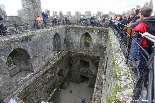 Đông đảo du khách tham quan lâu đài và hôn đá thiêng. Đông đảo du khách tham quan lâu đài và hôn đá thiêng.