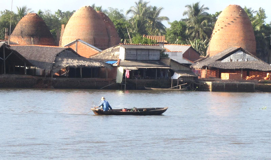 Những lò gạch nung san sát nhau ven sông Cổ Chiên