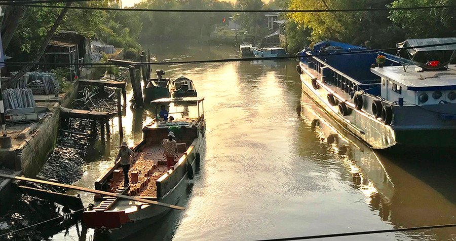 Những công nhân bốc dỡ gạch