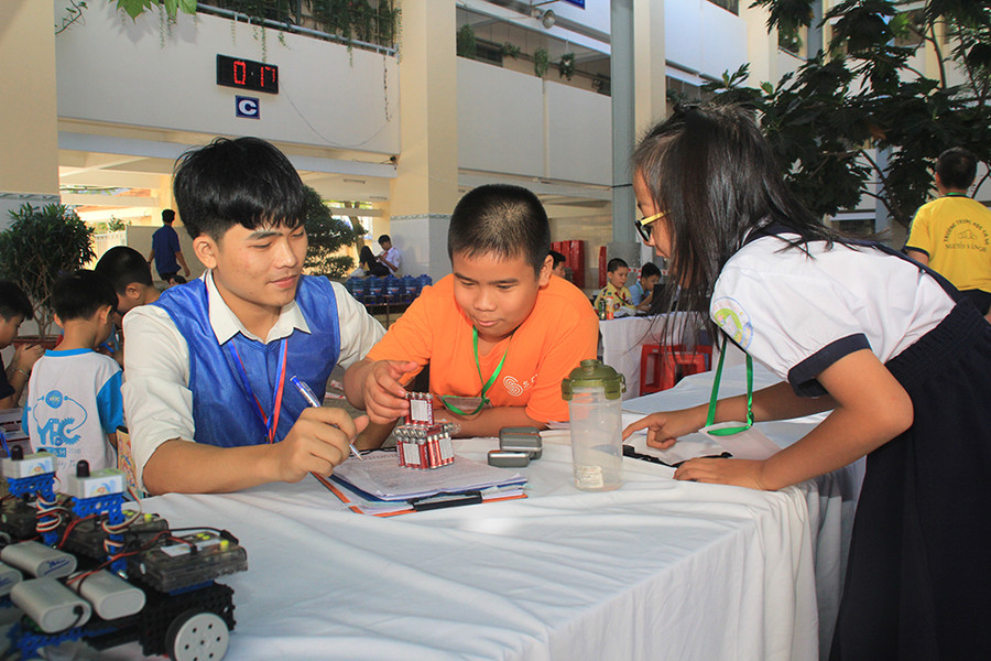 Hùng Anh (giữa) tại cuộc thi "Thử thách đường đua"