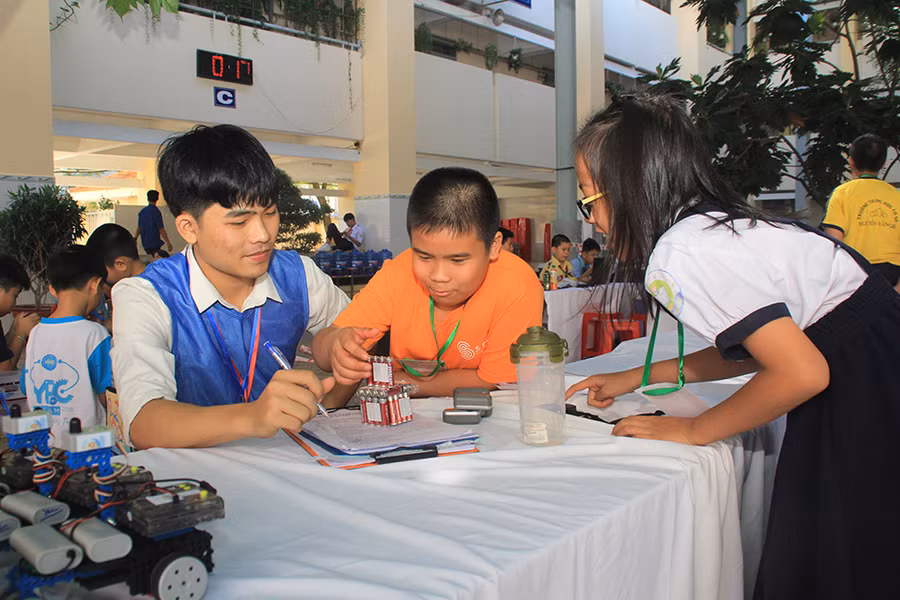 Hùng Anh (giữa) tại cuộc thi "Thử thách đường đua"