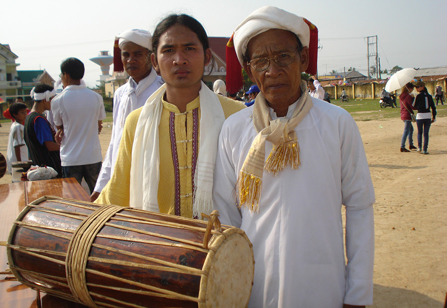 Hai cha con nghệ nhân Thiên Sanh Thềm - Thiên Sanh Vũ.