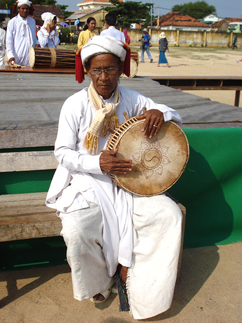 Nghệ sĩ ưu tú Thiên Sanh Thềm đang vỗ trống paranưng.