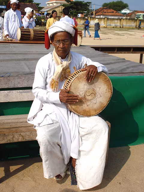 Nghệ sĩ ưu tú Thiên Sanh Thềm đang vỗ trống paranưng.