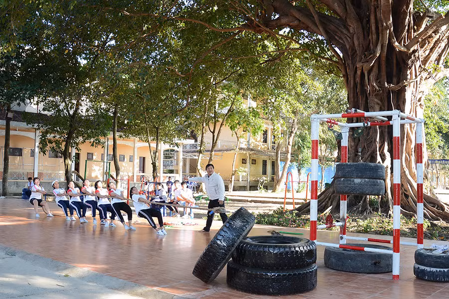 Hướng dẫn, bồi dưỡng kỹ thuật cho học sinh môn kéo co